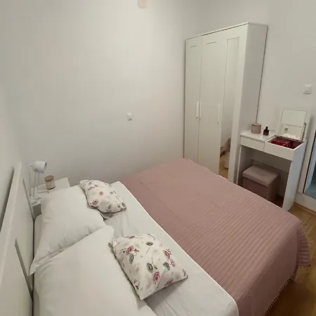 Vela - Classic One Bedroom Apartment *